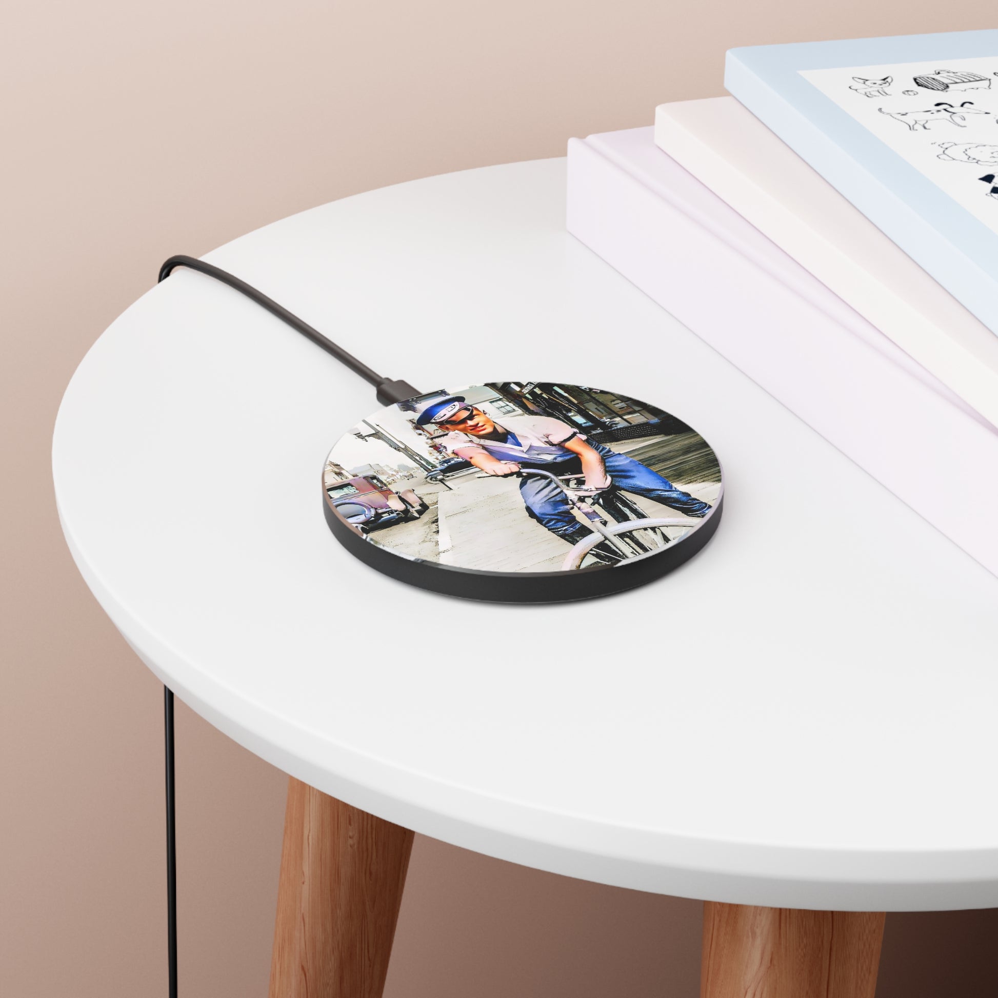 celibataire 031 | Wireless Charger Vintage Bike Bicyclist Bicycle Man Male Old Car Cityscape Gay