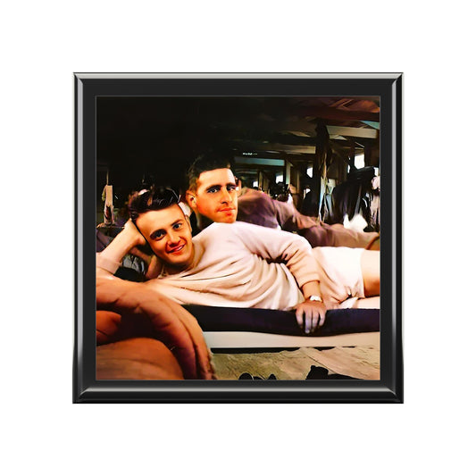 paire 060 | Keepsake Box Tel Aviv Israel Soldiers Training Couple Vintage Affectionate Men Queer