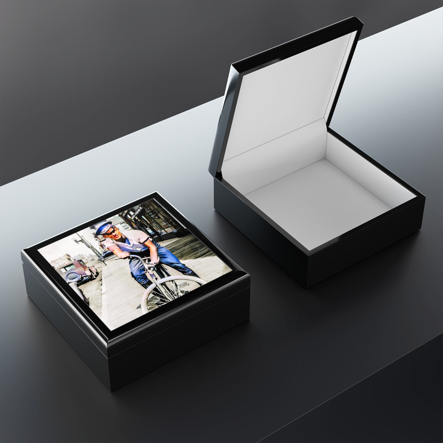 celibataire 031 | Keepsake Box Vintage Male Bike Bicycle Messenger Old Cars Handsome Gay Queer