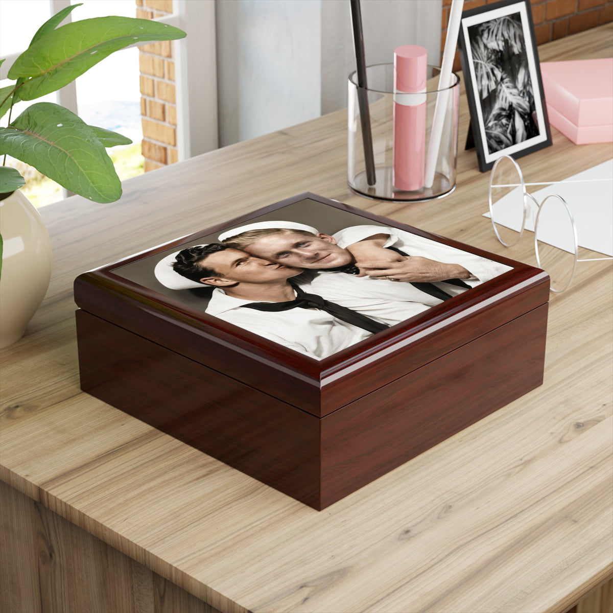 Paire 156 | Vintage Photobooth Series | Sailor Cheek Kiss Keepsake Box