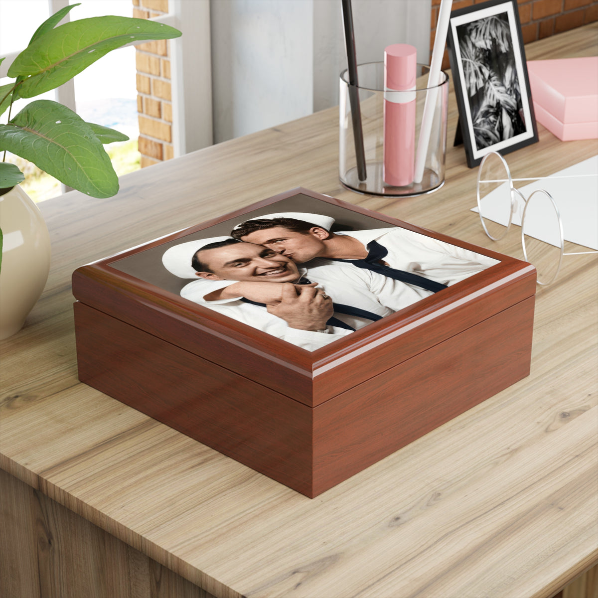 Paire 155 | Vintage Photobooth Series | Sailor Cheek Kiss Keepsake Box