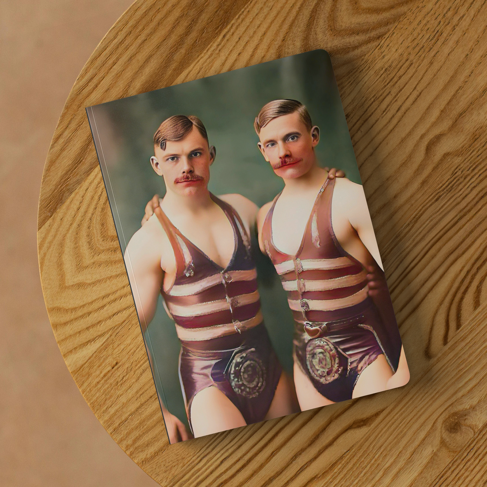 Vintage_Photo_-_paire__114__Softcover_N_Lifestyle_2_Mockup.png